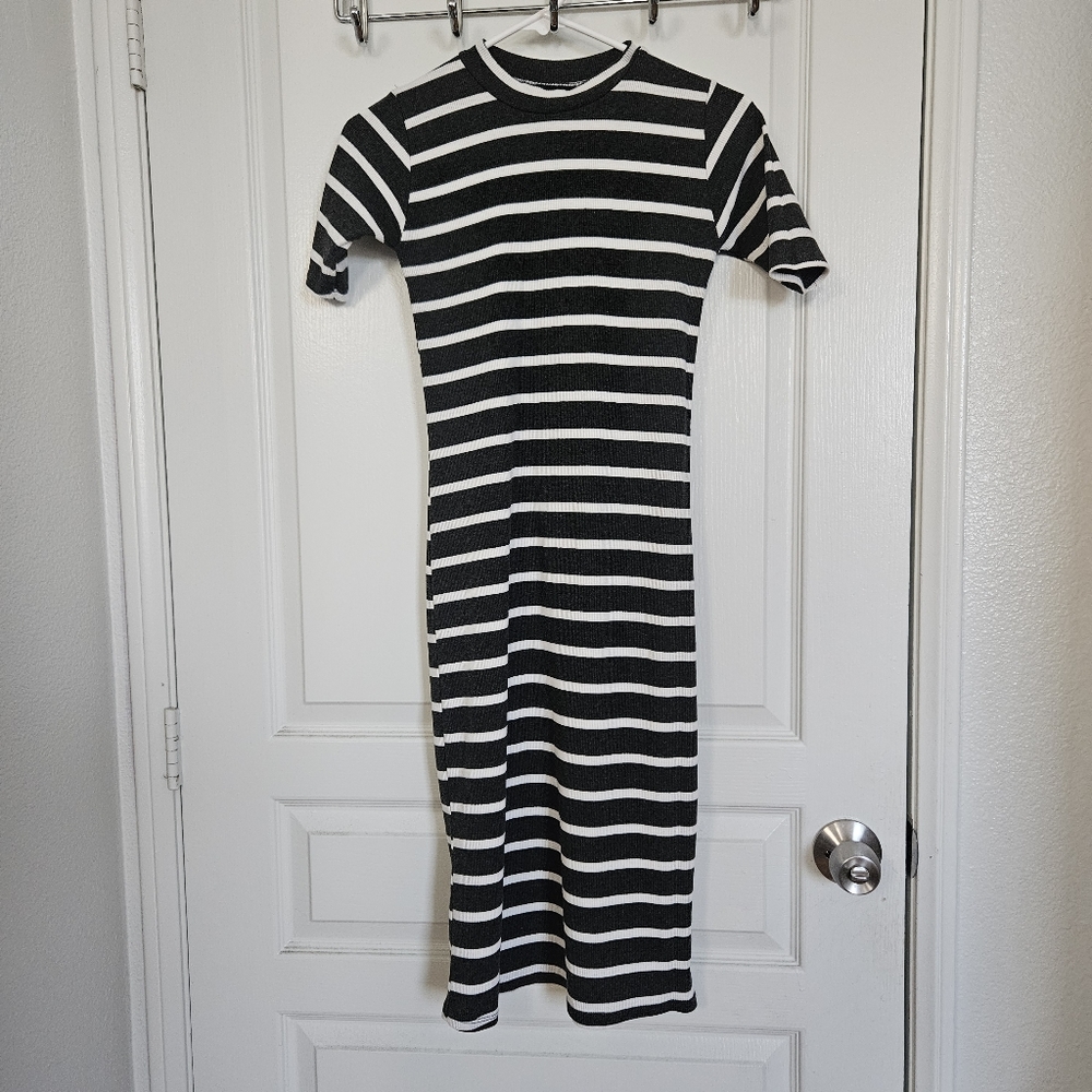 Bodycon Stipe Mock-neck Short Sleeve long dress size Small